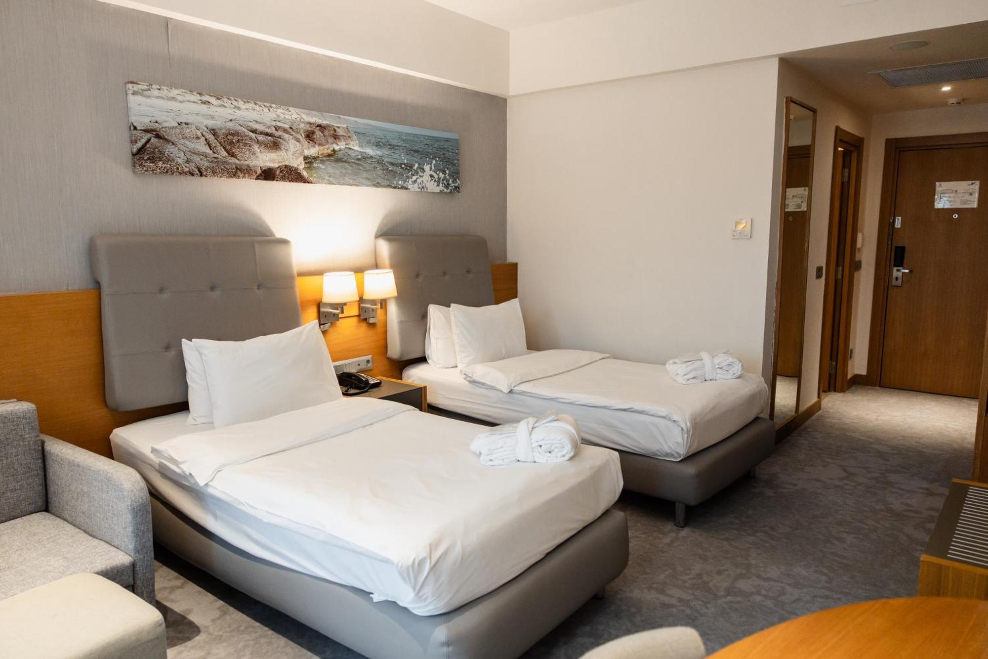Holiday Inn - Aktau - Seaside, an IHG Hotel Bagian luar foto