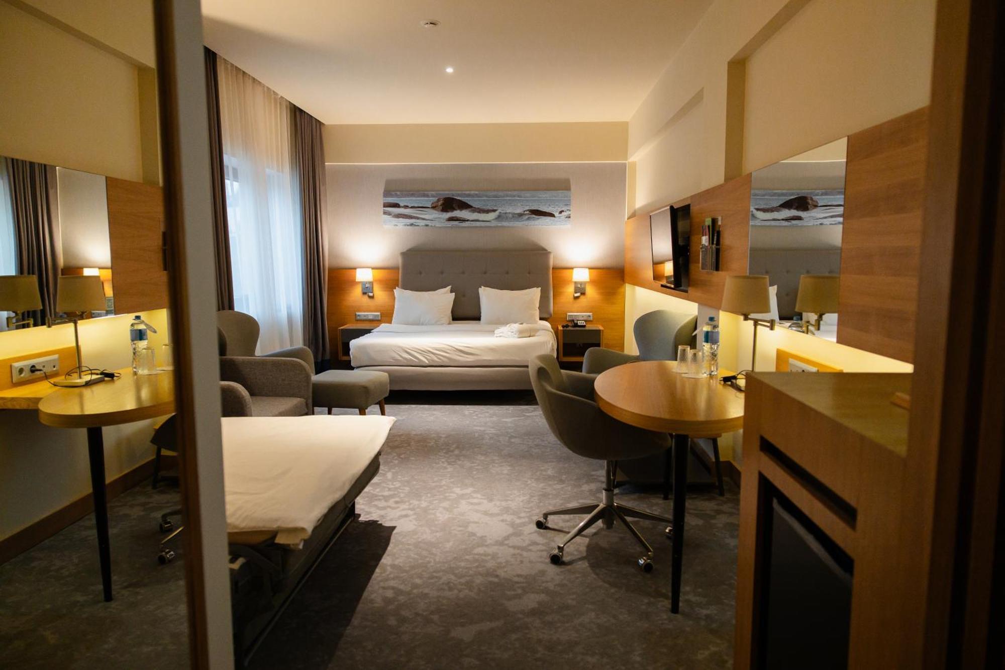 Holiday Inn - Aktau - Seaside, an IHG Hotel Bagian luar foto