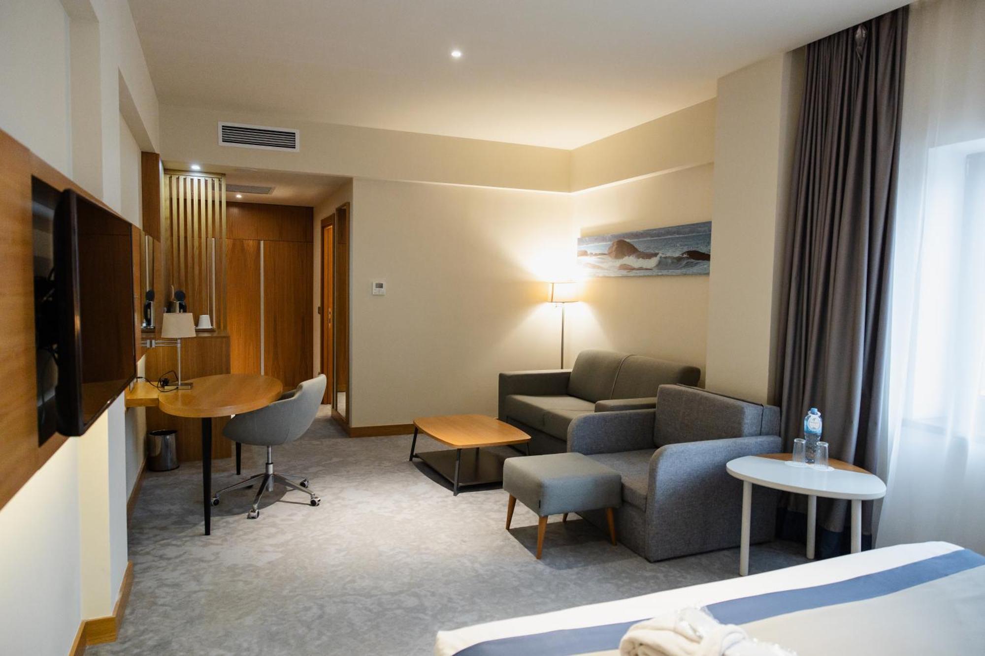 Holiday Inn - Aktau - Seaside, an IHG Hotel Bagian luar foto