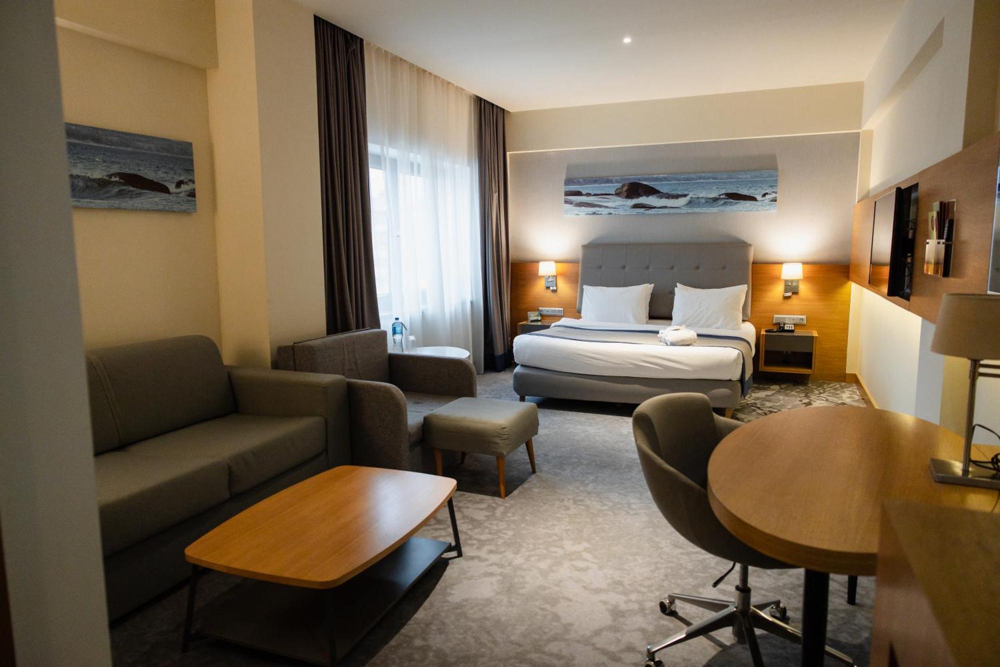 Holiday Inn - Aktau - Seaside, an IHG Hotel Bagian luar foto