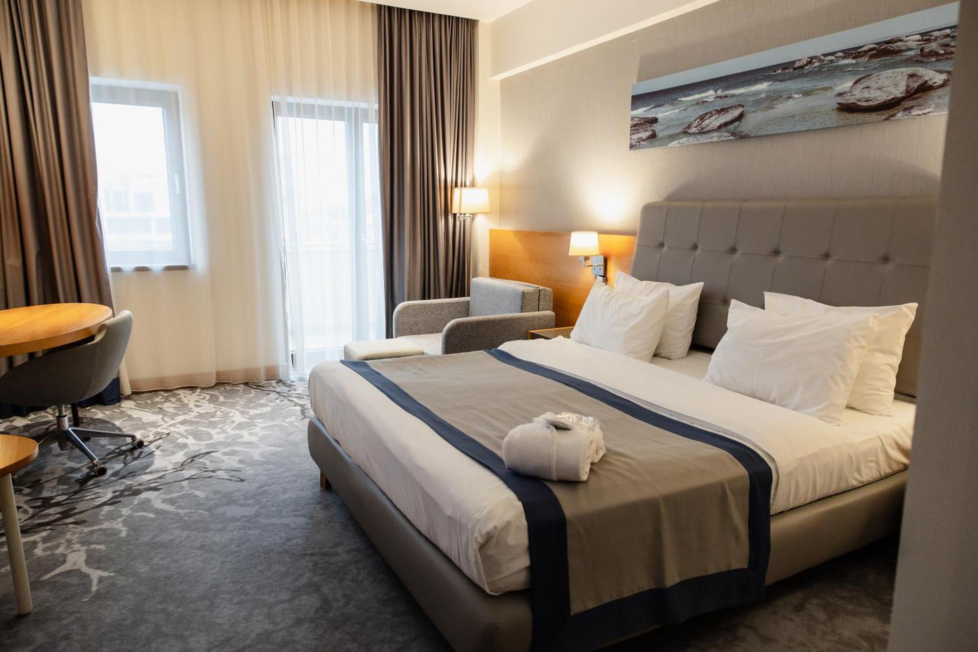 Holiday Inn - Aktau - Seaside, an IHG Hotel Bagian luar foto
